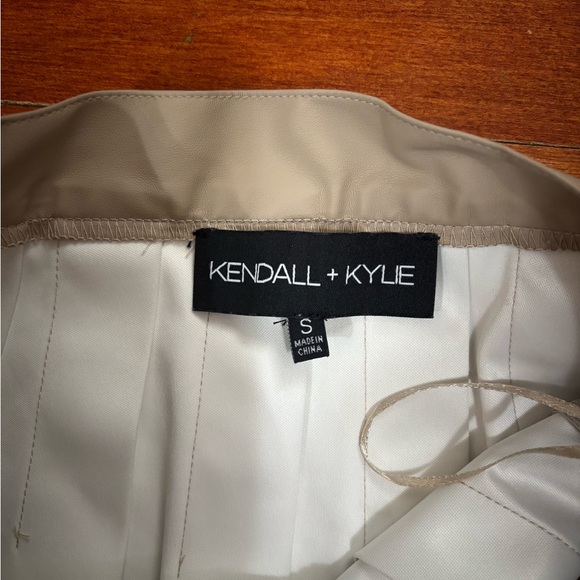 Kendall and Kylie taupe nwt pleated faux leather mini skirt - Picture 6 of 7
